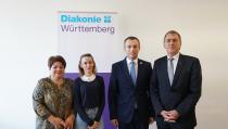 (von links): Gabriele Hönes, Valmira Krasniqi, Arbeits- und Sozialminister Skender Reçica und Oberkirchenrat Dieter Kaufmann
