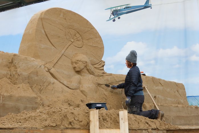 Sandskulpturen_Seiltänzerin.jpg