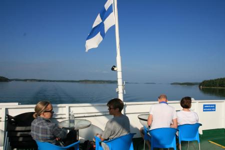 Mit kleinen Fährschiffen durch die finnische Inselwelt, finnische Flagge (c) Daniel Lang, fintouring