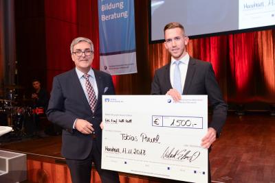 Michael Schreiber (links), Firmenkundenbetreuer der VR Bank Rhein-Neckar eG, bei der Übergabe des Förderpreises an den Preisträger Tobias Pawel (rechts), Quelle: Rittelmann