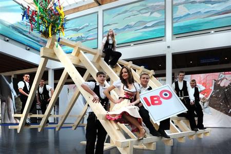 Alles unter einem Dach: Die Handwerksinnungen präsentieren sich auf der IBO mit einem neuen Auftritt. Einen Vorgeschmack gab es auf der Pressekonferenz: Angehende Zimmerleute der Claude Dornier Schule Friedrichshafen bauen einen schwebenden Dachstuhl auf