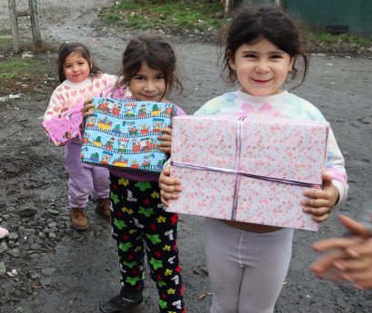 Bild1_Strahlende-Kinderaugen-bei-der-Päckchenübergabe-in-Rumänien.JPG