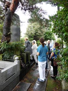 Die Gedenkstele Mikao Usuis in Tōkyō, ein steinernes Zeugnis des Lebens und Wirkens des Begründers der Usui Reiki Methode.