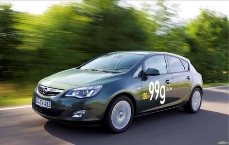 Der neue Astra ecoFLEX-Fünftürer verbraucht nur 3,7 Liter Diesel auf 100 Kilometer, sein CO2-Ausstoß von lediglich 99 Gramm pro Kilometer macht ihn zum sparsamsten und umweltfreundlichsten Opel Astra aller Zeiten