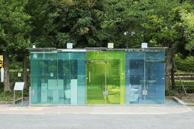 Die "Tokyo Toilets" wurden bis November 2020 fertiggestellt und sorgen im Stadtbild für Aufsehen. Im Bild der Toilettenpavillon von Shigeru Ban. Von außen sind die Wände transparent und Passanten können die Toilettenräume einsehen. Sobald die Verriegelung der Tür von innen betätigt wird, verfärbt sich das Glas als undurchsichtige Wand, so dass der Nutzer von unliebsamen Blicken geschützt ist