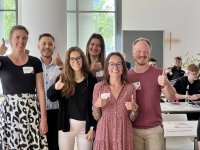 Gute Stimmung bei der Eingangsveranstaltung für Azubis von ATU am vergangenen Mittwoch bei der BKK ProVita: Florian Fink (zweiter von links), Raphaela Niedermeier (dritte von links) von der BKK ProVita, Kevin Fielder (rechts) von IfG mit dem Veranstaltungs-Team von ATU