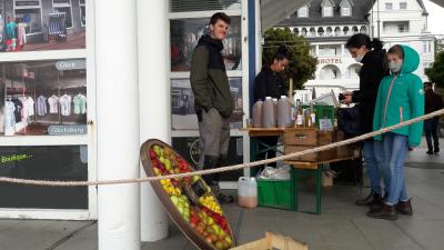 Museumsschiffer holten Äpfel in Glücksburg ab