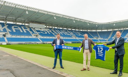 Prof. Michael Geißler (Mitte) und Markus Heming (re.) besuchen Michael Becker im Wildparkstadion. Bildquelle: Markus Kümmerle