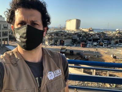 ADRA Helfer zeigt die massiven Zerstörungen im Hafen von Beirut