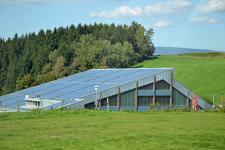 Auch die Themen „Energie & Umwelt“ nehmen einen immer breiteren Raum bei der Dachdeckerausbildung ein