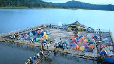 Pfadfinder-Zeltlager auf einem Ponton im Fluss Sepik, Papua-Neuguinea / © Foto: Adventist Record