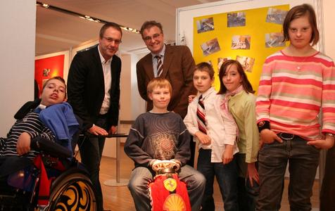 Schulleiter Jochen de Vries (hinten links) und Regionspräsident Hauke Jagau (hinten rechts) eröffneten im Haus der Region die Ausstellung "Crazy Chairs" der Janusz-Korczak-Schule aus Springe