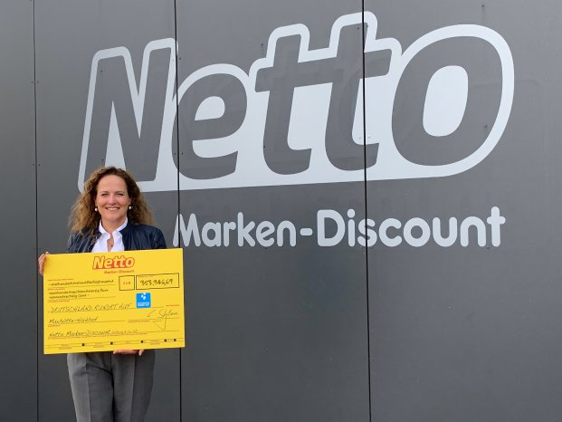 Netto Marken-Discount_Spendenscheck-2021_Anke Merz-Betz_DEUTSCHLAND-RUNDET-AUF.jpg