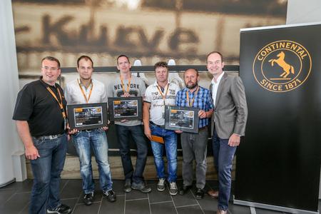 Siegerehrung beim Truck Grand Prix am Nürburgring: Dr. Marko Multhaupt und Timo Röbbel überreichen den drei Siegern Stefan Schirmbeck, Sascha Linde und Fred Deutscher die Beat-the-Best Urkunden und Tankgutscheine im Wert von 1.200€ (Foto: Wolfgang Grube/ETM Verlag)