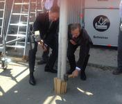 Mannheims Oberbürgermeister Dr. Peter Kurz (links) und der Vizepräsident der Handwerkskammer Mannheim Rhein-Neckar-Odenwald, Alois Jöst,(rechts) setzen gemeinsam den Maibaum für den Maimarkt 2014