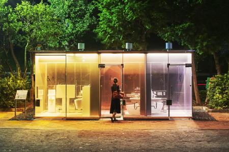 Die "Tokyo Toilets" wurden bis November 2020 fertiggestellt und sorgen im Stadtbild für Aufsehen. Im Bild der Toilettenpavillon von Shigeru Ban. Von außen sind die Wände transparent und Passanten können die Toilettenräume einsehen. Sobald die Verriegelung der Tür von innen betätigt wird, verfärbt sich das Glas als undurchsichtige Wand, so dass der Nutzer von unliebsamen Blicken geschützt ist