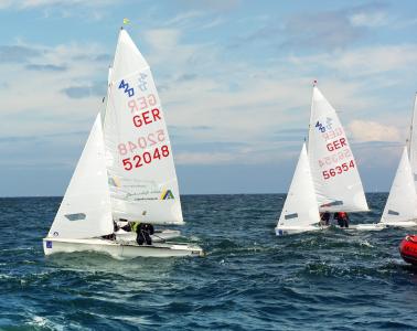 Die „DJH-Segel“ Anfang Juli 2017 bei der Warnemünder Woche. Foto Ekkehard Schulz