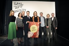 vlnr: Marlene Hahn (Chefdramaturgin), Dr. Cornelia Preissinger (Operndirektorin), Christoph Gedschold (Musikdirektor), Tobias Wolff (Intendant), Dr. Skadi Jennicke (Bürgermeisterin und Dezernentin für Kultur der Stadt Leipzig), Mario Schröder (Ballettdirektor und Chefchoreograph),  Lydia Schubert (Verwaltungsdirektorin) und Torsten Rose (Direktor der Musikalischen Komödie)