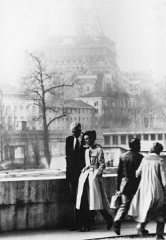 Hubert De Givenchy und Audrey Hepburn_Foto Jacques Scandelari.jpg
