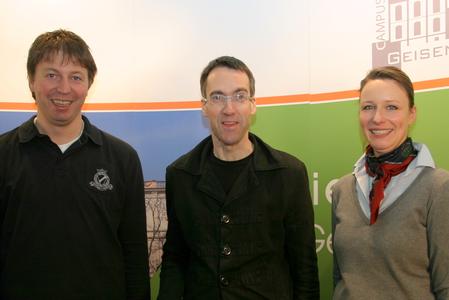 Stuart Pigott hier bei Interviewaufnahmen auf dem Campus Geisenheim mit Campus-Manager Robert Lönarz und der ehemaligen Geschäftsführerin der Campus Geisenheim GmbH Birgit Ritter