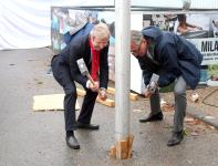 Mannheims Oberbürgermeister Dr. Peter Kurz (rechts) und der Präsident der Handwerkskammer Mannheim Rhein-Neckar-Odenwald, Alois Jöst, (links) setzen gemeinsam den Maibaum für den Maimarkt 2019, Bild: Handwerkskammer Mannheim-Rhein-Neckar-Odenwald