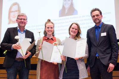 Joachim Böhmer von der Heilpädagogischen Hilfe Osnabrück überreichte Hanna Kassens und Lena Höckerschmidt einen StudyUp-Award für ihre herausragenden Abschlussarbeiten. Hochschulpräsident Prof. Dr. Andreas Bertram (v.l.) freut sich mit ihnen, Foto: Daniela Rösler