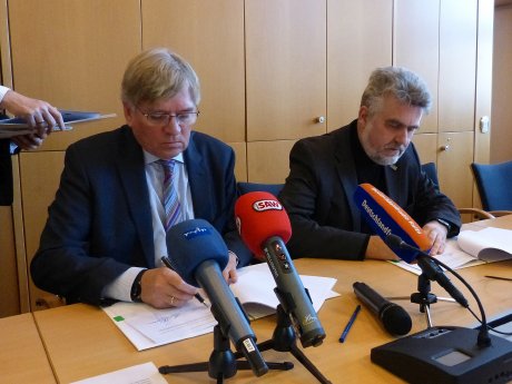 Minister Möllring und Rektor Prof. Willingmann unterzeichnen Zielvereinbarung.jpg