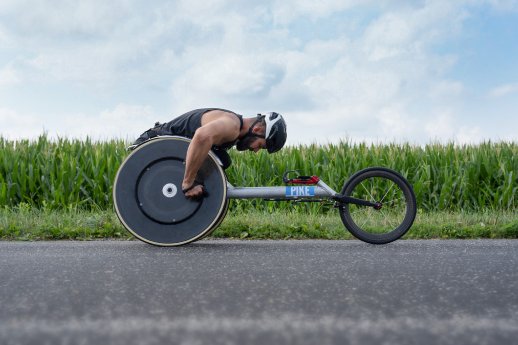 Paralympioniken wie Aaron Pike und Manami Tanaka werden mit Gummiprodukten von Bridgestone ausge.jpg