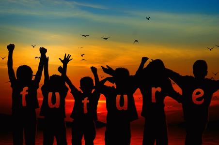 Kinder in der Dämmerung am Strand, Schriftzug "future". Foto: geralt/pixabay