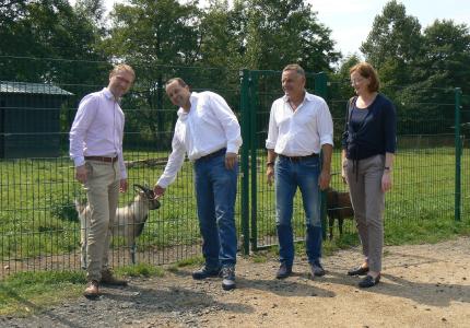 Erster Kreisbeigeordneter Dr. Jens Mischak (links) besucht gemeinsam mit Thomas Schaumberg (Zweiter von rechts) und Andrea Ortstadt den Freizeitpark Vulkan. Dabei informiert Gastronom Stephan Jöckel (Zweiter von links) über sein neuesten Projekt: Er will einen Indoor-Spielplatz bauen, rund eine 1 Million Euro will er investieren / Foto: Sabine Galle-Schäfer/Vogelsbergkreis