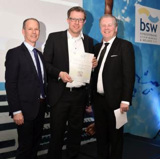 SSF.Pools by KLAFS fügt seiner stattlichen Trophäen-Sammlung vier weitere wichtige Auszeichnungen hinzu. Der langjährige SSF-Projektleiter Florian Weerts (Mitte) nahm den bsw-Award 2017 in Bronze in der Kategorie „Hallenbäder“ für ein durch ihn betreutes Projekt entgegen / Foto: SSF.Pools by KLAFS