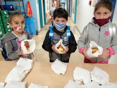 Vor dem Unterricht holen sich die Kids ihr Brotzeitsackerl ab.
