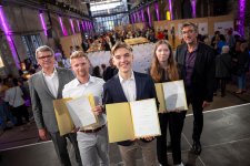 Die glücklichen Preisträger des Possehl-Reisestipendiums (v.l.n.r.) Yannik Schümann, Nick Hettwer und Vanessa Grube mit dem Vorsitzenden der Possehl Stiftung, Max Schön (l.) und Vizepräsident Frank Schwartze (r.).