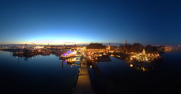 Konstanz-Bodensee-Weihnachtsmarkt-Hafen-Konzil-Schiff-Icebar-Abend-Luftb ild-Panorama-02_Co.jpg