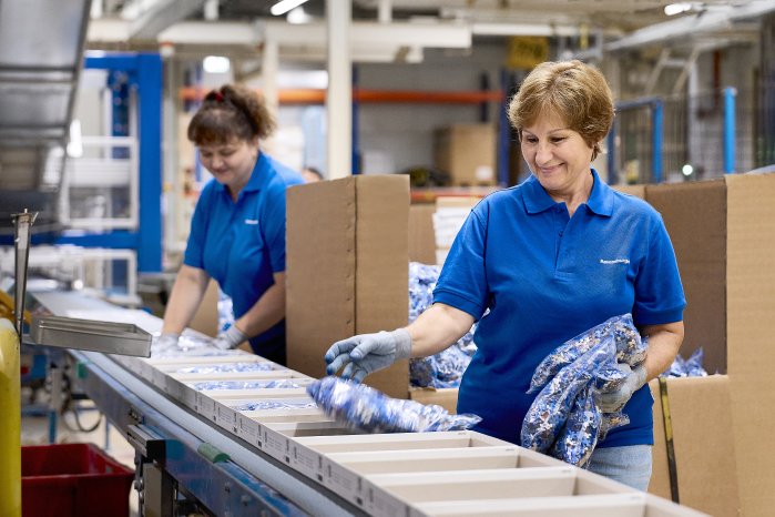 18 Einlegen in die Schachtel – echte Handarbeit.jpg