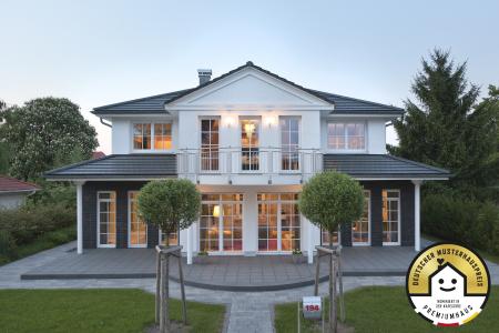 Musterhaus-Falkensee Abendstimmung mit Siegel
