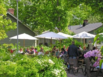 Mittsommer Idylle im Café