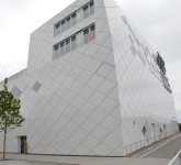 Mit einer vorgehängten hinterlüfteten Hightech-Fassade optimieren Dachdecker die Gebäudehülle energetisch.