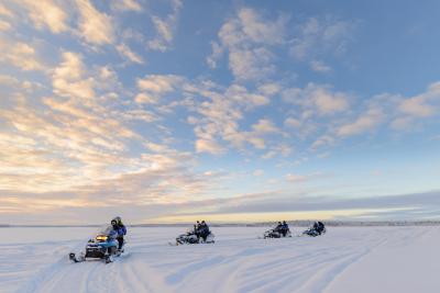 Mit den Motorschlitten über den See düsen!
(c) Thomas Kast, polarlichtexpress
