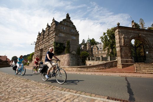 Radfahrer an Schloss Hämelschenburg.jpg