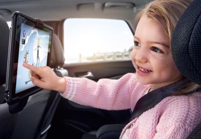 So schön kann Autofahren sein: Mit dem im FlexConnect-Träger befestigten Tablet haben die Kinder viel Spaß und die Eltern genießen eine erholsame Reise im Opel Crossland X
