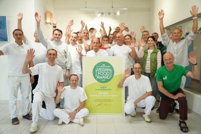 Andrea Marcato mit dem Soyana-Team ganz rechts im Bild, in seiner Vorbereitungszeit im Juni 20, als Soyana den PETA-Award 2020 für die beste vegane Ei-Alternative erhalten hat. Bitte entschuldigen Sie, dass wir das gegenwärtige Teamfoto mit Mundschutz nicht zeigen möchten, weil es so aussieht, als wären wir eine Bande von Bankräubern…