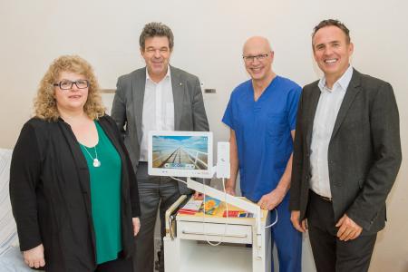v.l.n.r.: Sabrina Weißbach, Dr. Uwe Spetzger, Prof. Peter Schmittenbecher, Markus Heming. Bild: Markus Kümmerle