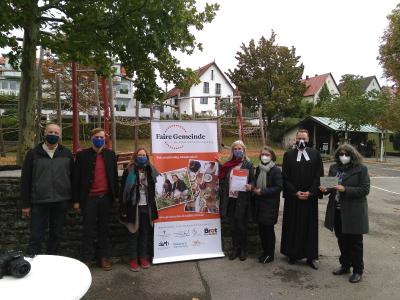 Anlässlich der Auszeichnung der evangelischen Kirchengemeinde in Winnenden als „Faire Gemeinde“ wird die ökumenische Öffnung der Initiative verkündet. Das Bild zeigt: Dr. Wolf-Gero Reichert (2.v.l.) und Dr. Birgit Susanne Dinzinger (3.v.r.) mit Engagierten aus der evangelischen und katholischen Kirchengemeinde Winnenden für die Faire Gemeinde (Bild: DWW)