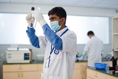 Im Chemie-Labor der TÜV SÜD Product Service in Bangladesch werden Textilien für chemische Analysen vorbereitet. Weltweit verfügt TÜV SÜD über rund 30 Labore zur Prüfung von Textilien und Leder