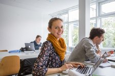 Vorschlag einer Bildunterschrift: Studentinnen sind im Master BWL besonders mit der allgemeinen Studiensituation zufrieden