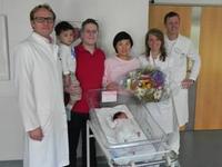 Städtisches Klinikum Karlsruhe. Personen v. l. n. r., Prof. Dr. Andreas Müller, Lukas Koppenhöfer, Michael Koppenhöfer, Lena Koppenhöfer, Yuanyuan Yu-Koppenhöfer, Dr. Kristin Spaich, Dr. Matthias Duffner