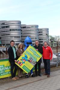 Florian Schäfer, Leiter der Leichtathletikabteilung Eintracht Duisburg 1848, Kirsten Budde, Vorständin Novitas BKK, Maskottchen Edu, Frank Brüggemann, Vorstandsvorsitzender Novitas BKK, und Klaus Waschkowitz, Organisator Innenhafenlauf