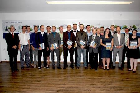 „Nirgends in Bayern erhalten in diesem Jahr so viele Staatlich geprüfte Techniker ihr Zeugnis wie bei uns“, sagt Markus-Johannes Zimmermann, Geschäftsführer und Schulleiter der Dr. Eckert Akademie. Die Jahrgangsbesten Staatlich geprüften Techniker erhielten einen Buchpreis. Foto: obx-news