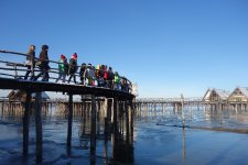Schulklasse besucht die Pfahlbauten am Bodensee. Copyright: Pfahlbaumuseum Unteruhldingen